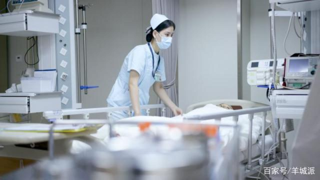 【羊城派】阿婆候车时心脏骤停，她雨中跪地施救，他们用伞撑起“抢救室”