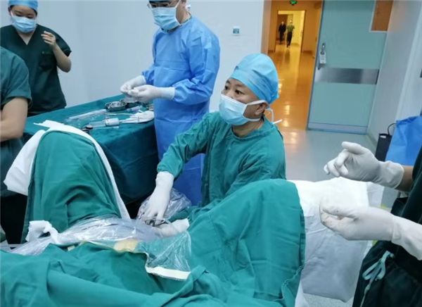 7旬阿叔前列腺增生致尿失禁，新技术解难题并保留原器官