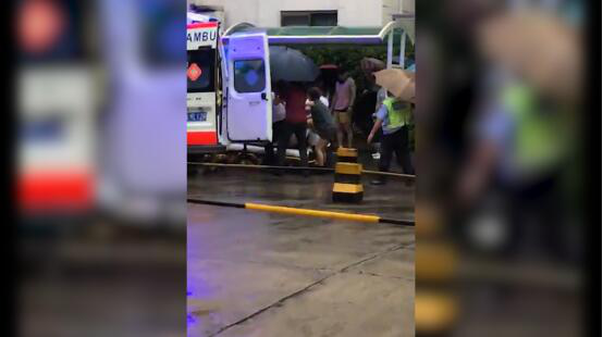 【网易新闻】阿婆候车时心脏骤停 他们用伞撑起“抢救室”
