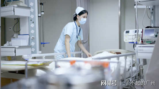 【网易新闻】“最美急诊护士”大雨跪地抢救老人，挽回生命！