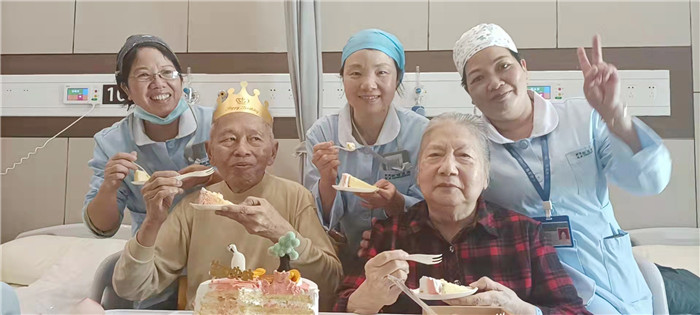 入住3个月，退休人民教师夫妻“曝光”祈福护老中心......