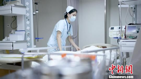 【中国新闻网】通讯：急诊护士大雨中跪地抢救老人助其脱险