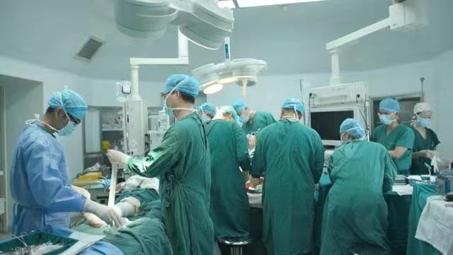 【信息时报】机器碾断男子前臂 8名医生接力营救