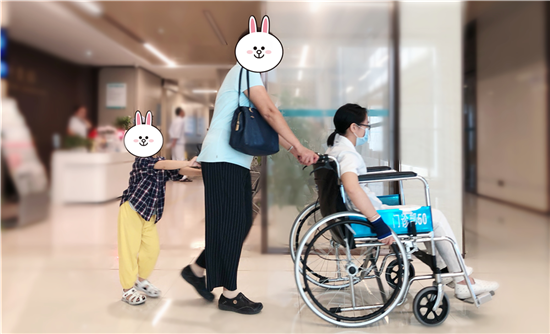 一开始抗拒医生，现在却执意要帮『脚受伤医生』推轮椅，这个小朋友暖哭人！