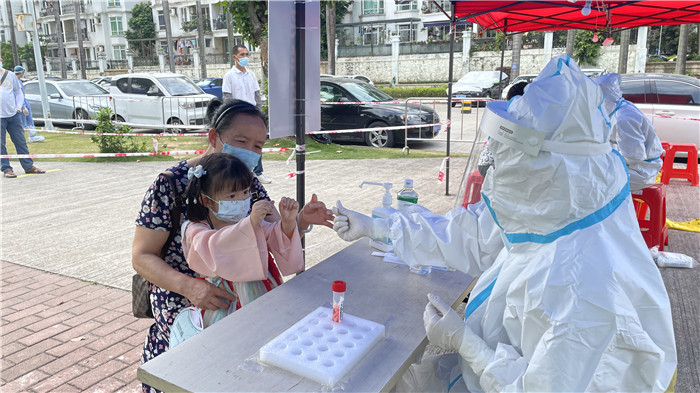 抗疫暖心一幕幕丨两岁萌娃与“大白”相互比心