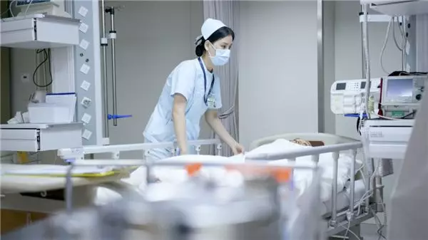【广州番禺发布】生死时速！路人为其撑伞，公交为其等候...番禺急诊护士大雨中“最美一跪”挽回老人生命！